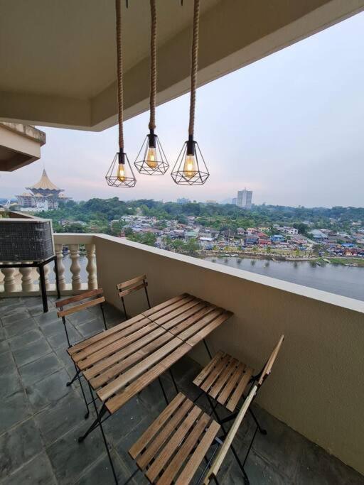 קוצ'ינג Lovely Waterfront Riverbank Suite With Pool A2 מראה חיצוני תמונה