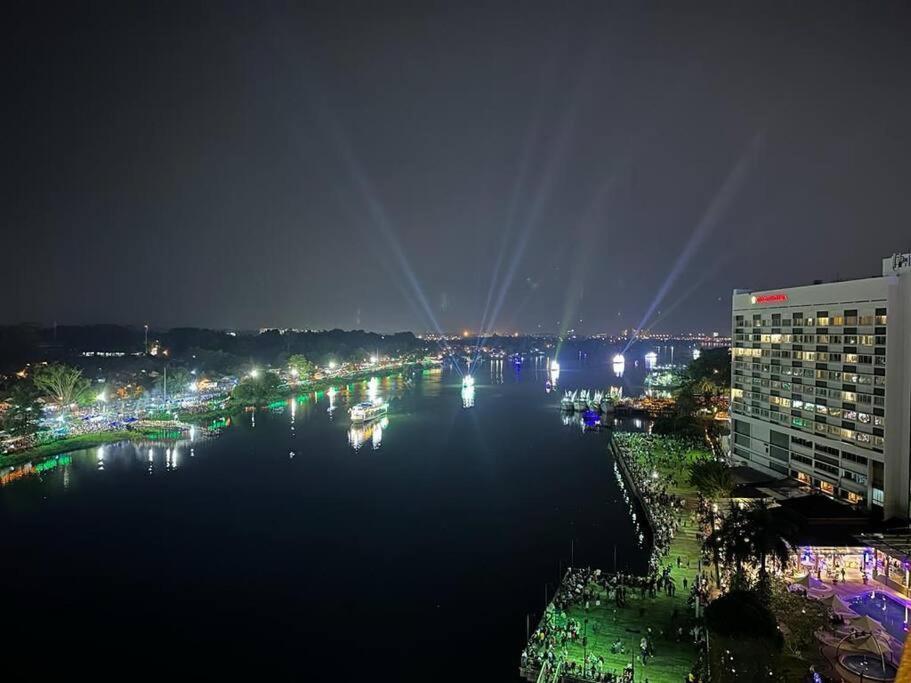 קוצ'ינג Lovely Waterfront Riverbank Suite With Pool A2 מראה חיצוני תמונה