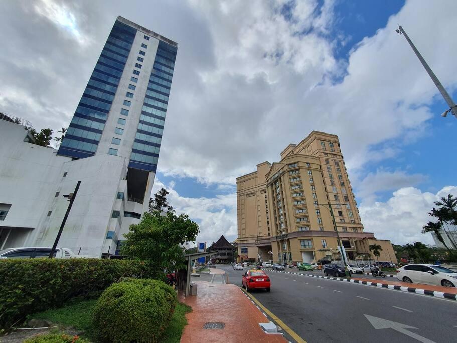 קוצ'ינג Lovely Waterfront Riverbank Suite With Pool A2 מראה חיצוני תמונה