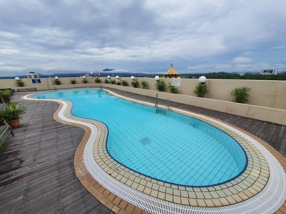 קוצ'ינג Lovely Waterfront Riverbank Suite With Pool A2 מראה חיצוני תמונה